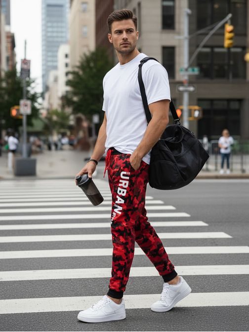 Divatos terepszínű tréningnadrág férfiaknak piros színben