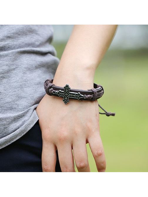 Barna karkötő mintás kesreszt motívummal