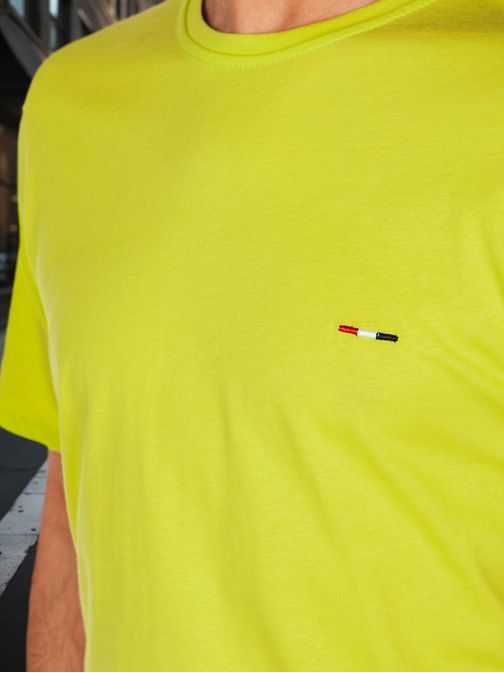 Jellegzetes sárga póló mellkasi applikációval