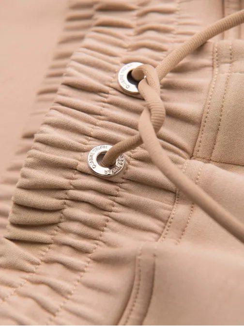 Divatos bézs férfi rövidnadrág V3 logóval SRBC-0153