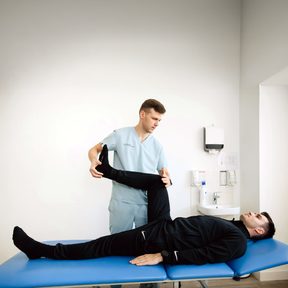 Erleben Sie wieder die Freude am schmerzfreien Gehen – ein Physiotherapeut kann auch bei Fersensporn helfen