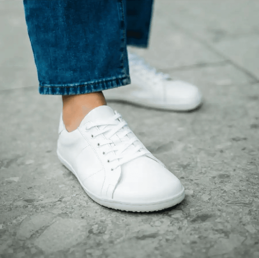 Weiße Barfußschuhe mit Null-Sprengung
