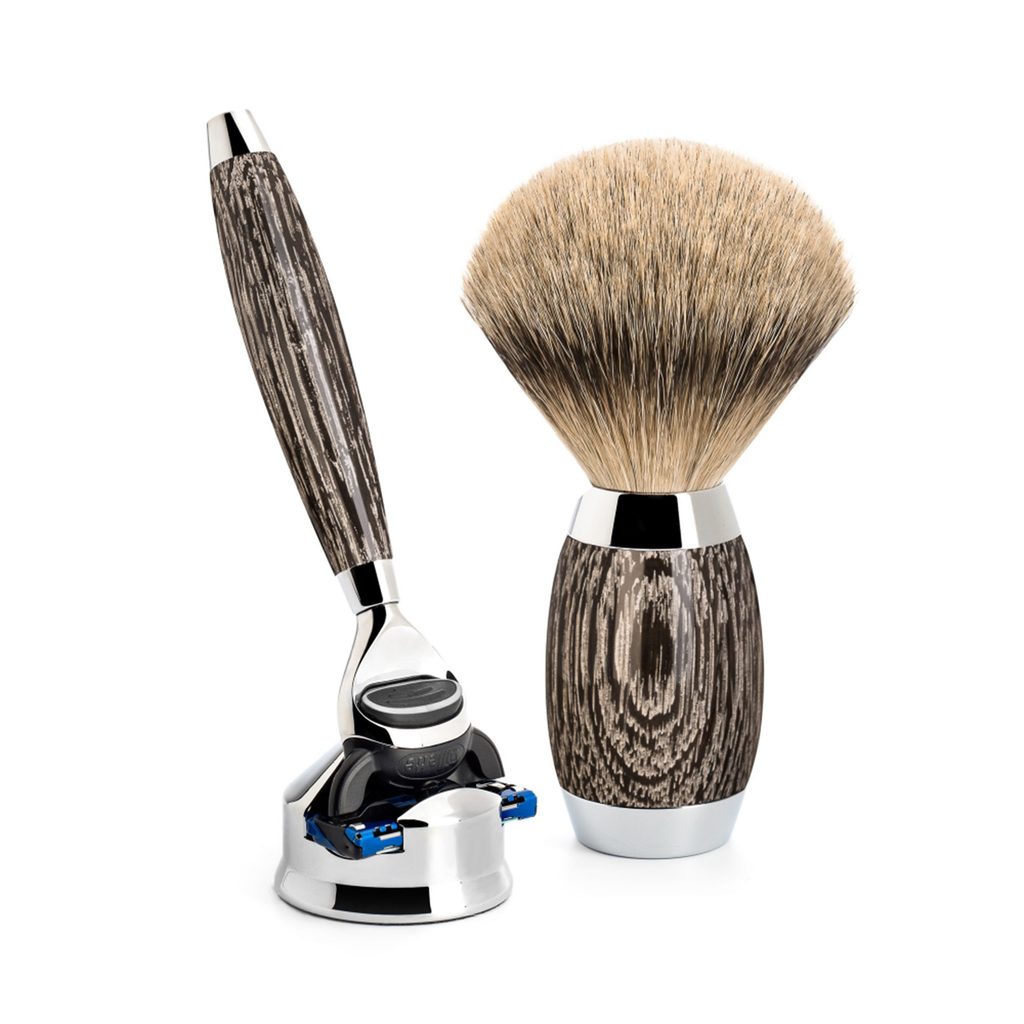 Gentleman Store - Luxus borotválkozó szett Mühle EDITION - állvány, borotva  Fusion fejjel, borotvapamacs silvertip borz - mud oak, érme ezüst - Mühle -  Ajándékszettek - Tartozékok, Borotválkozás
