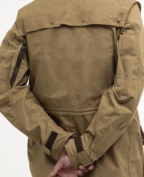 Barbour × TO KI TO Mezőgazdasági Utility Alkalmi Dzseki — Aranybarna Khaki