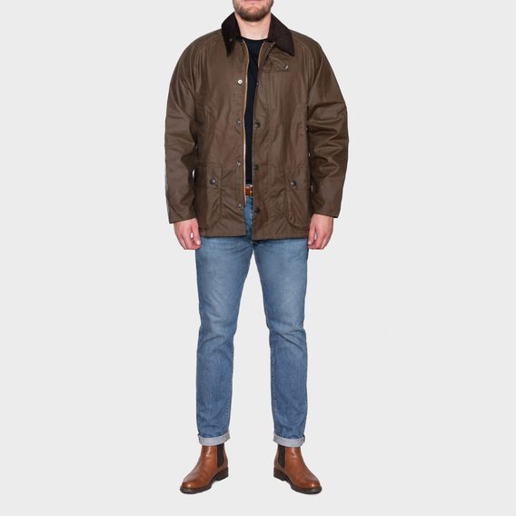 A modell 182 cm magas, 85 kg, és 40/M-es méretű dzsekit visel.