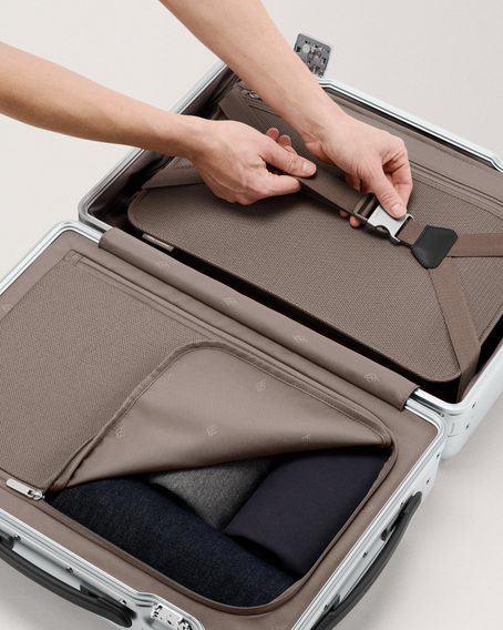 Carl Friedrik — The Carry-on Aluminium