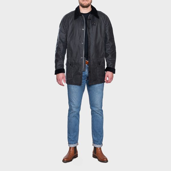 Náš model měří 182 cm a má na sobě bundu velikosti L.