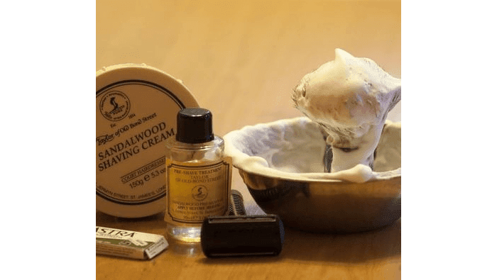 TOBS krém borotválkozásra- szantálfa illattal