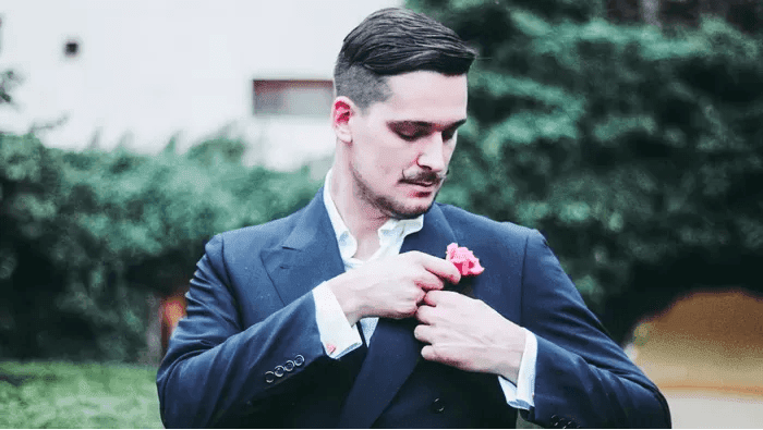 Hogyan éljük túl a nyarat zakóban és nyakkendőben