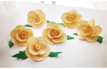 Zlaté růže s okvětními lístky – sada 6 kusů
