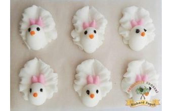 Cukrové dekorace holubičky s růžovou mašlí