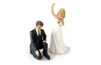Klečící ženich a mávající nevěsta  - svatební figurky na dort