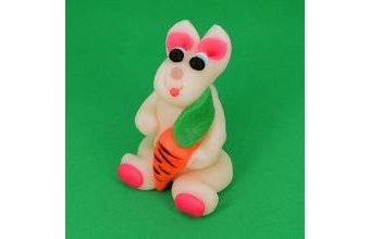 Figurka 3D 60g Zajíc bílý s mrkvičkou