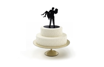 Silueta novomanželů v náručí - svatební figurky na dort