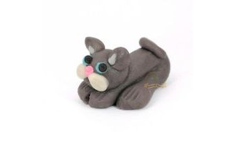 Příležitostná postavička kočička šedá ležící
