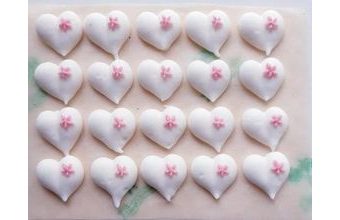 Cukrové dekorace bílá srdíčka s růžovou kytičkou