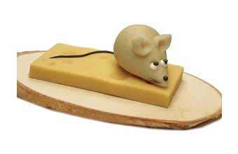 Myš na plátku sýra - marcipánová figurka na dort