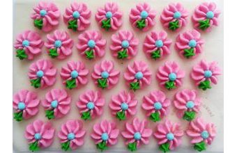 Cukrové ozdoby květy na platíčku 10