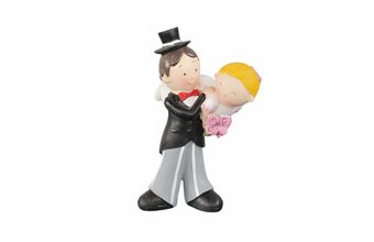 Ženich si nese nevěstu - svatební figurky na dort