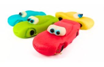 Jedlá figurka 4 - Závodní autíčko červené Blesk