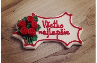 Cukrová tabulka s nápisem „Všetko Najlepšie“