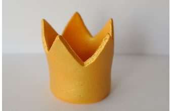 Cukrová dekorace – zlatá korunka