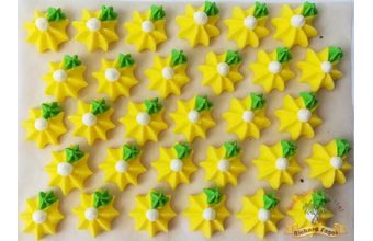 Cukrové ozdoby květy na platíčku 37