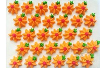 Cukrové ozdoby květy na platíčku 1