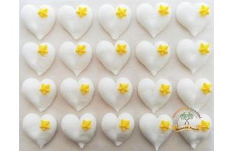 Cukrové dekorace bílá srdíčka se žlutou kytičkou