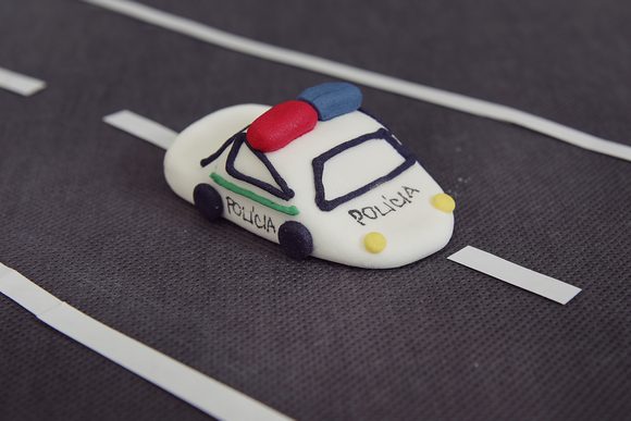 Cukrová dekorace – policejní autíčko