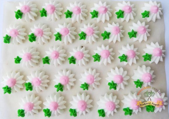 Cukrové ozdoby květy na platíčku 30