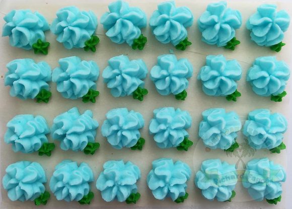Cukrové ozdoby květy na platíčku 13