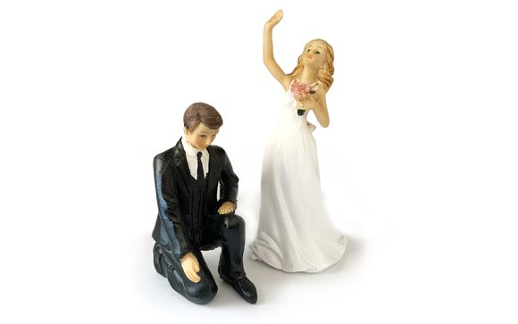 Klečící ženich a mávající nevěsta  - svatební figurky na dort