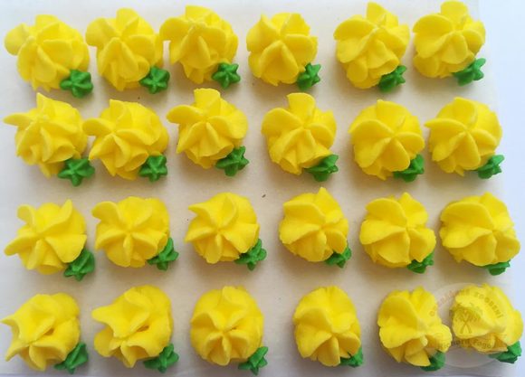 Cukrové ozdoby květy na platíčku 29