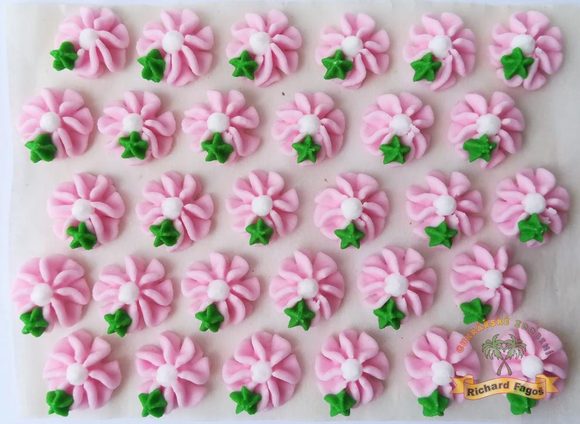 Cukrové ozdoby květy na platíčku 35