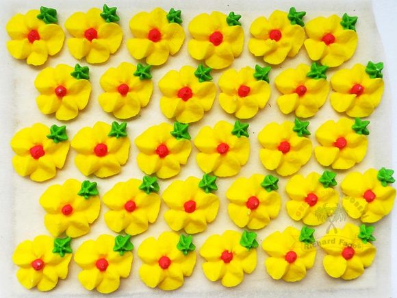 Cukrové ozdoby květy na platíčku 4