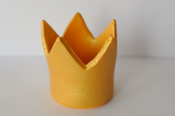 Cukrová dekorace – zlatá korunka