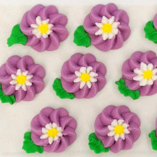 Cukrové dekorace velké květy na platíčku 3