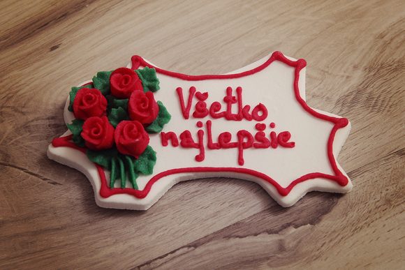 Cukrová tabulka s nápisem „Všetko Najlepšie“