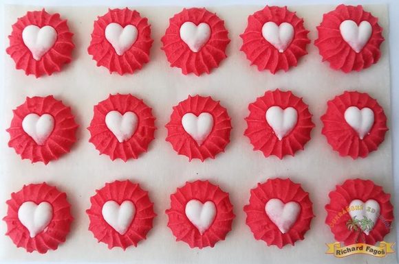 Cukrové dekorace červené pusinky se srdíčky