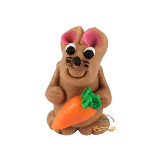 Příležitostná postavička hnědý zajíček s mrkvičkou