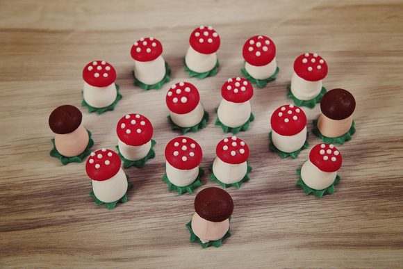 Hříbky – cukrová dekorace na dort