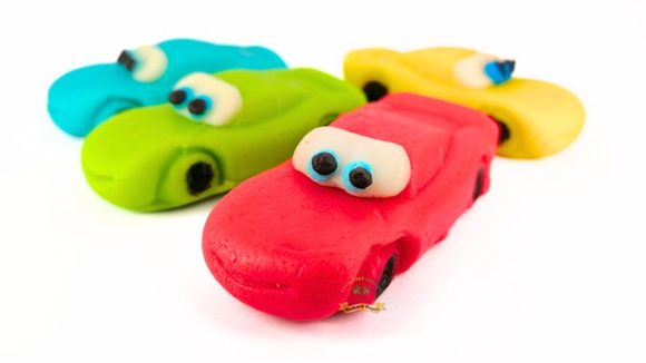 Jedlá figurka 4 - Závodní autíčko červené Blesk