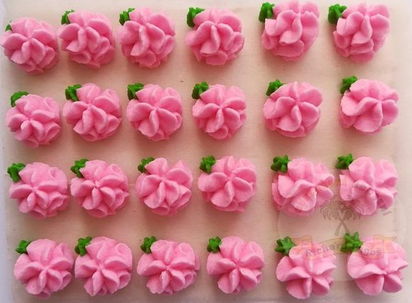 Cukrové ozdoby květy na platíčku 19