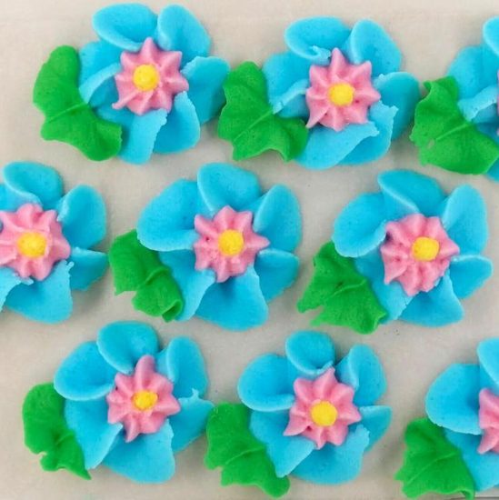 Cukrové dekorace velké květy na platíčku 1