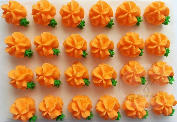 Cukrové ozdoby květy na platíčku 14