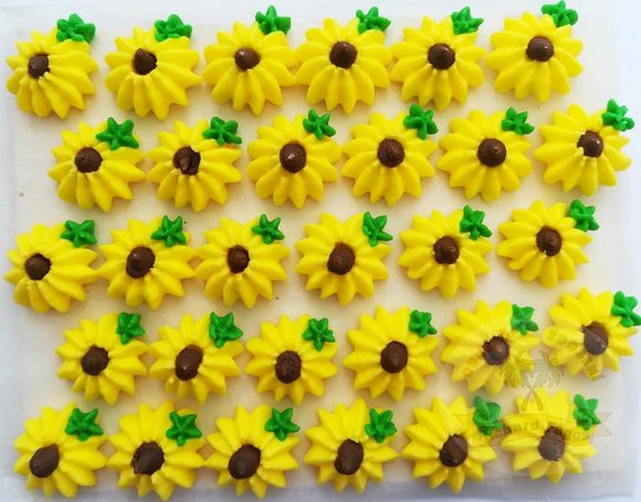 Cukrové ozdoby květy na platíčku 3
