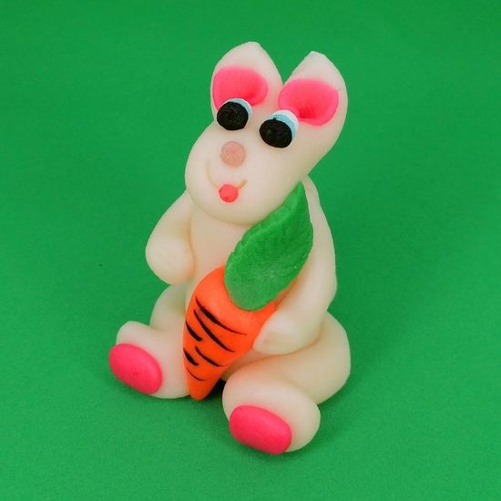 Figurka 3D 60g Zajíc bílý s mrkvičkou