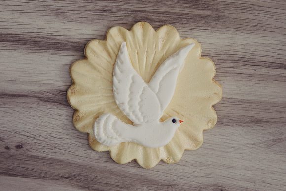 Svátost biřmování – cukrová dekorace holubice