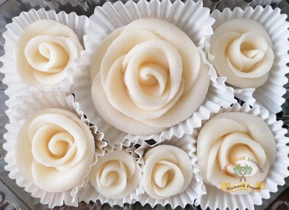 Dortová sada růží bílé